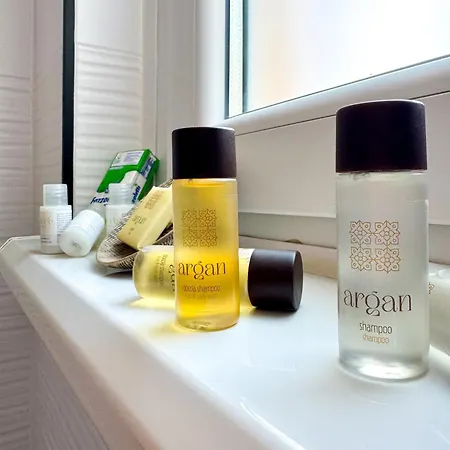 2 Steps By The * マンデッロ・デル・ラーリオ